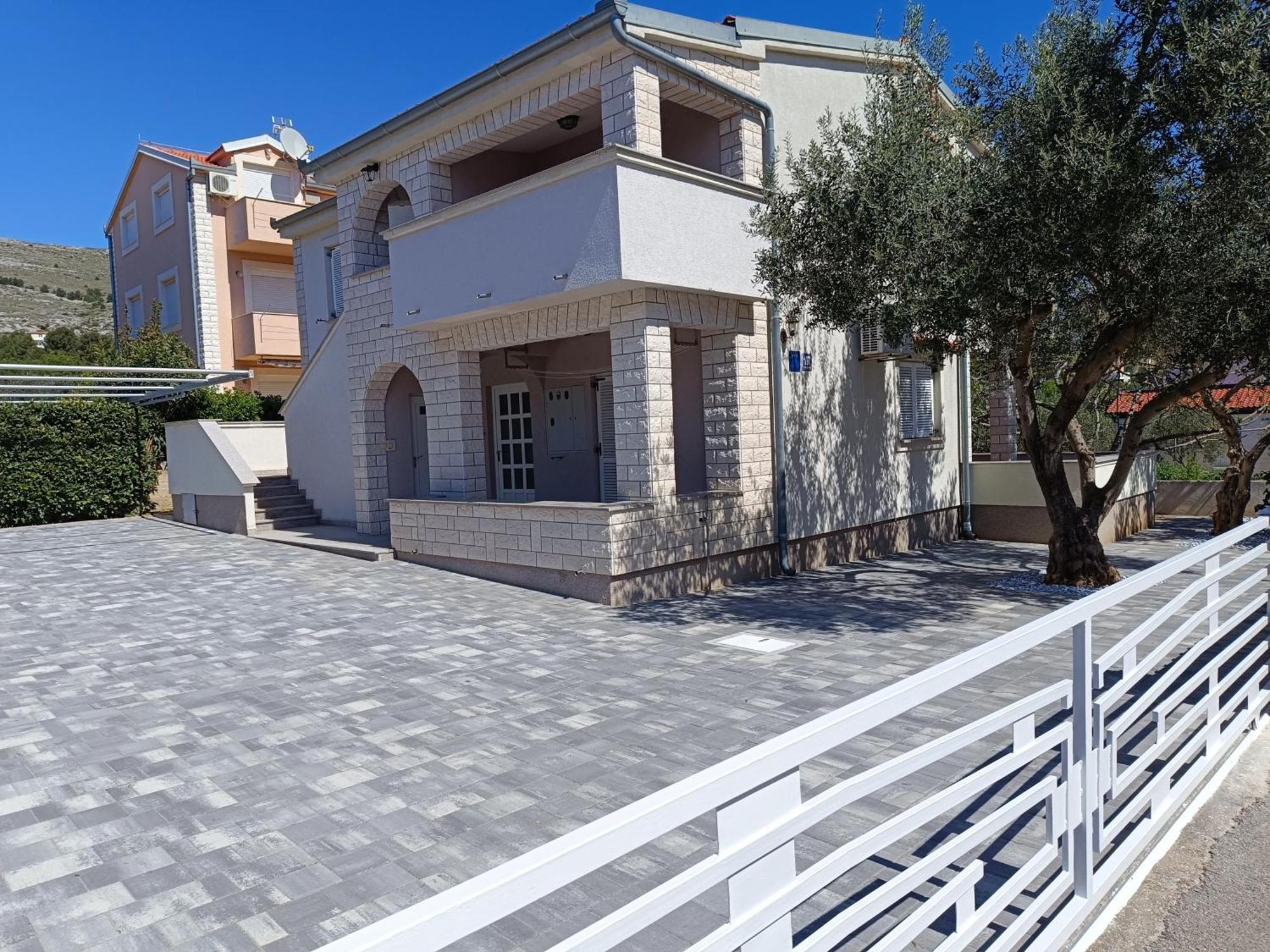 Apartments Jurkovic Grebastica Exterior photo