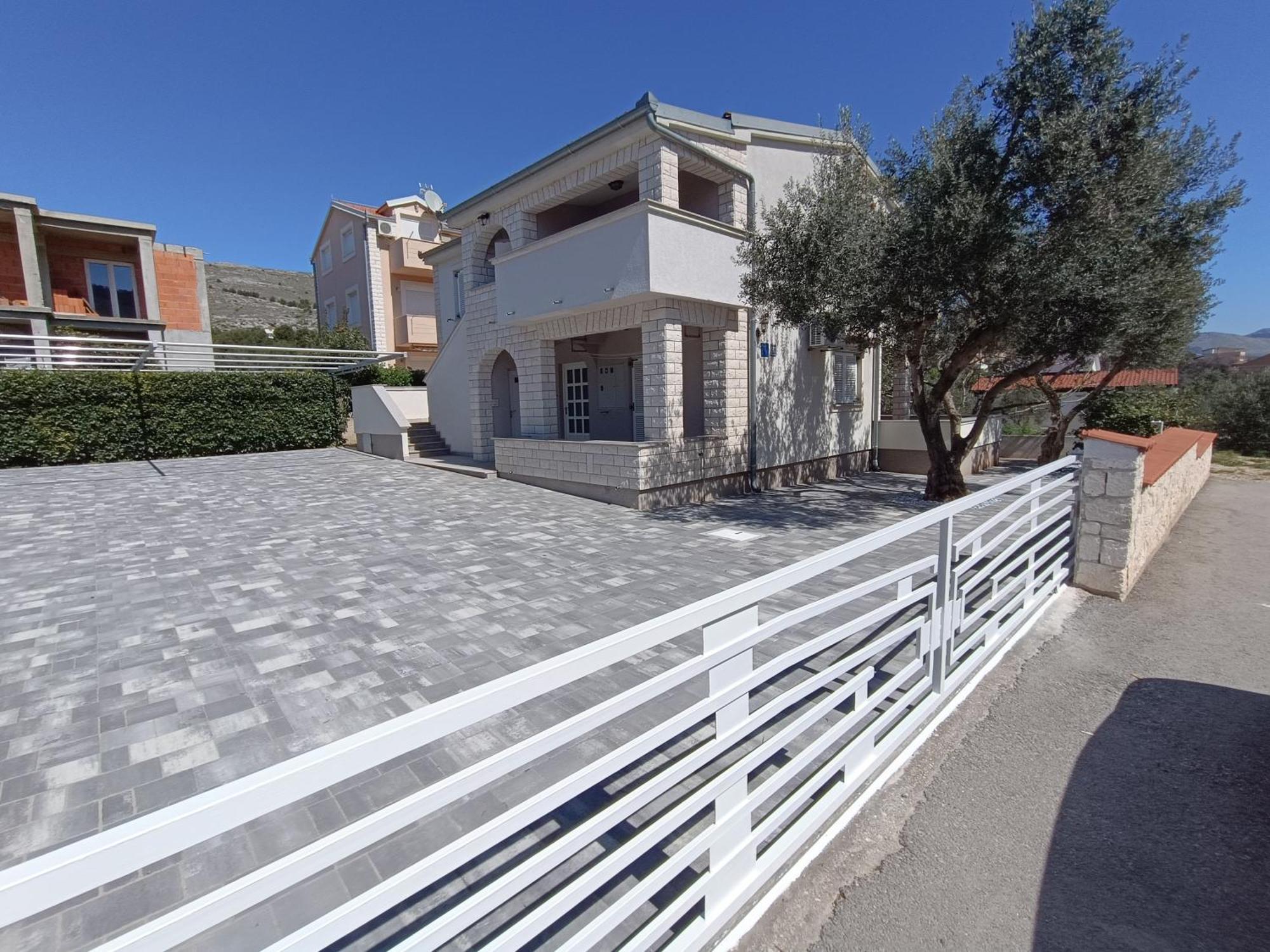 Apartments Jurkovic Grebastica Exterior photo