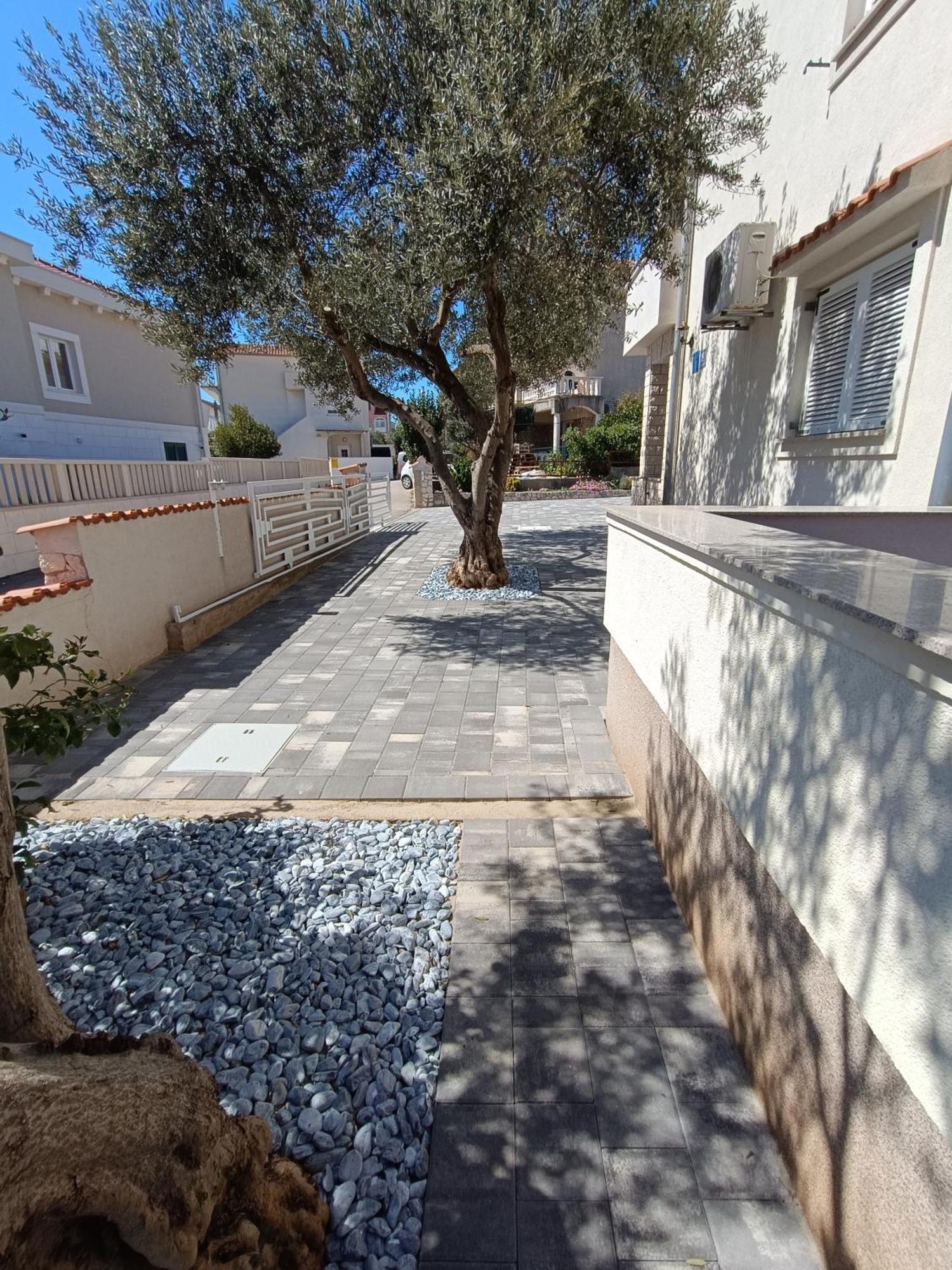 Apartments Jurkovic Grebastica Exterior photo
